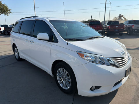 2014 Toyota Sienna XLE, photo 4 of 10