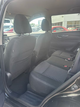 2017 Nissan Rogue SV, photo 6 of 8