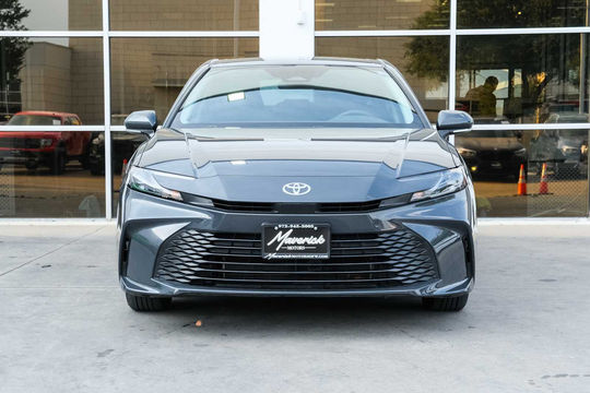 2025 Toyota Camry LE, photo 2 of 10