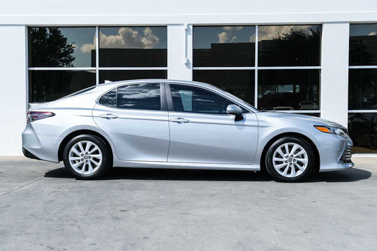 2023 Toyota Camry LE, photo 6 of 10