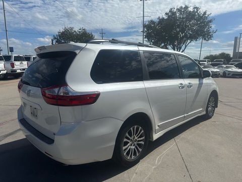 2019 Toyota Sienna XLE, photo 3 of 9