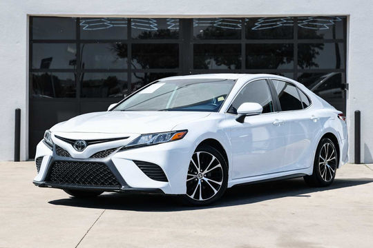 2020 Toyota Camry SE, photo 1 of 10