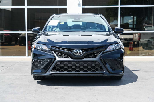2023 Toyota Camry SE, photo 2 of 10
