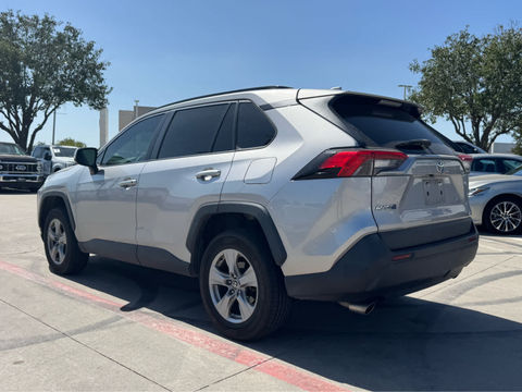 2022 Toyota RAV4 XLE, photo 2 of 8