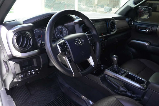 2017 Toyota Tacoma Limited, photo 2 of 10