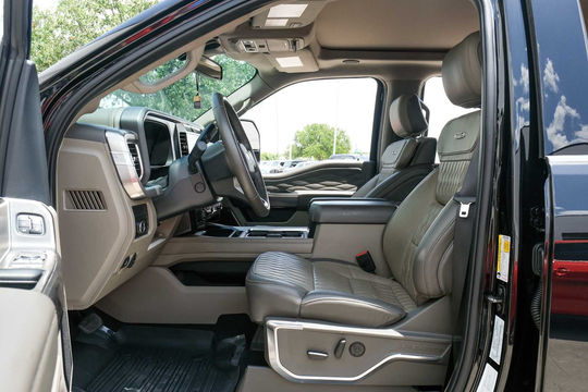 2025 Ford Super Duty F-350 SRW Platinum, photo 4 of 10