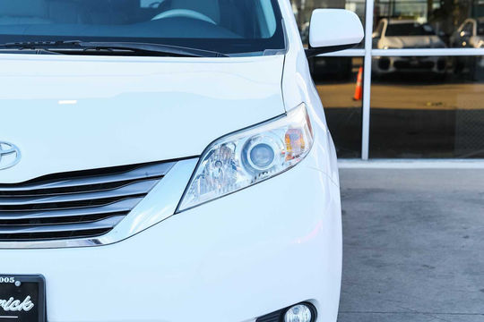 2014 Toyota Sienna XLE, photo 5 of 10