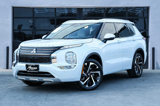 2023 Mitsubishi Outlander SEL, photo 1 of 10