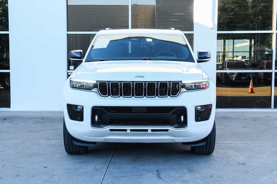 2022 Jeep Grand Cherokee Overland, photo 2 of 10