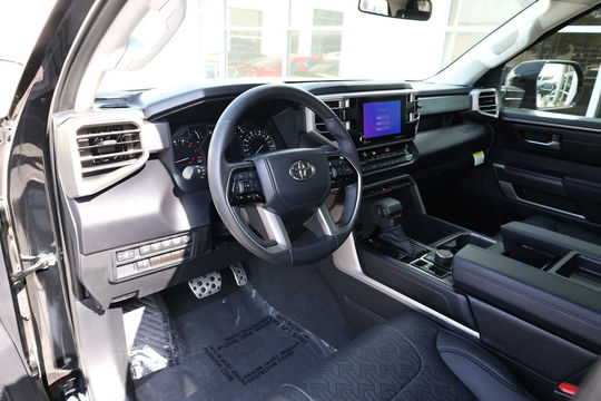 2023 Toyota Tundra SR5, photo 3 of 10