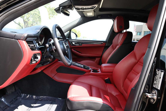 2025 Porsche Macan S, photo 4 of 10