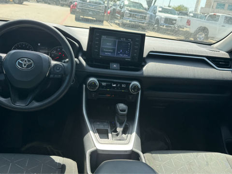 2022 Toyota RAV4 XLE, photo 6 of 8