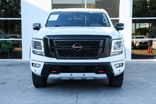 2021 Nissan Titan PRO-4X, photo 2 of 10
