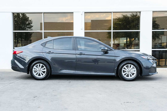 2025 Toyota Camry LE, photo 6 of 10