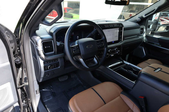 2024 Ford Super Duty F-350 DRW Pickup Platinum, photo 3 of 10