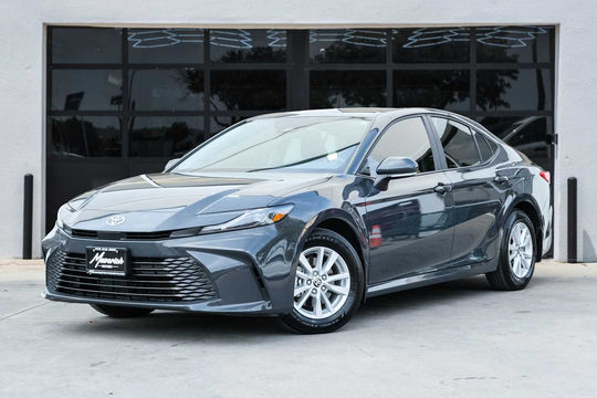 2025 Toyota Camry LE, photo 1 of 10