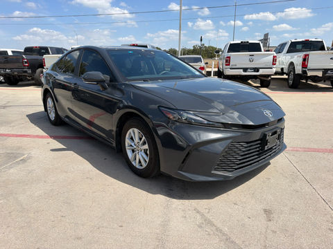 2025 Toyota Camry LE, photo 3 of 8