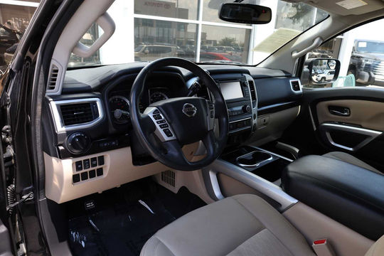 2017 Nissan Titan SV, photo 3 of 10