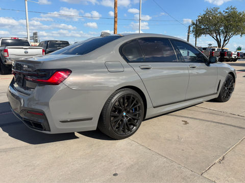 2022 BMW M760i xDrive, photo 3 of 8