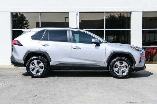2022 Toyota RAV4 XLE, photo 6 of 10