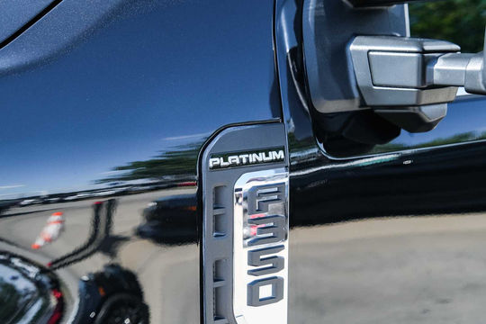 2024 Ford Super Duty F-350 DRW Pickup Platinum, photo 4 of 10