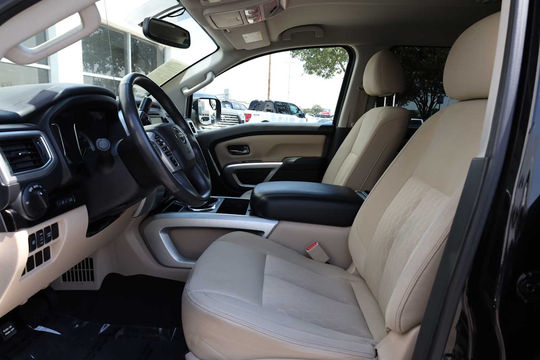 2017 Nissan Titan SV, photo 4 of 10