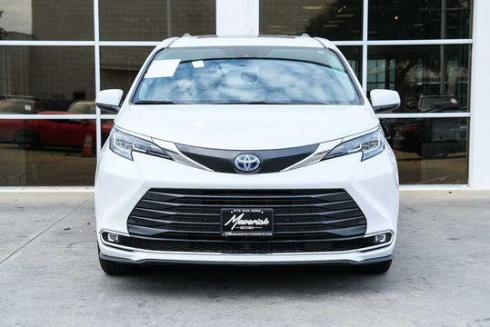 2022 Toyota Sienna XLE, photo 2 of 10