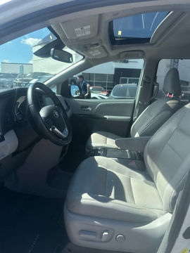 2019 Toyota Sienna XLE, photo 6 of 9