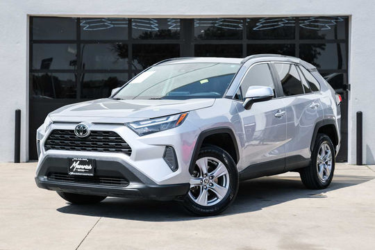 2022 Toyota RAV4 XLE, photo 1 of 10