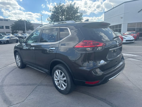 2017 Nissan Rogue SV, photo 2 of 8
