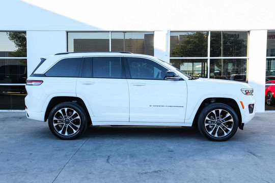 2022 Jeep Grand Cherokee Overland, photo 6 of 10