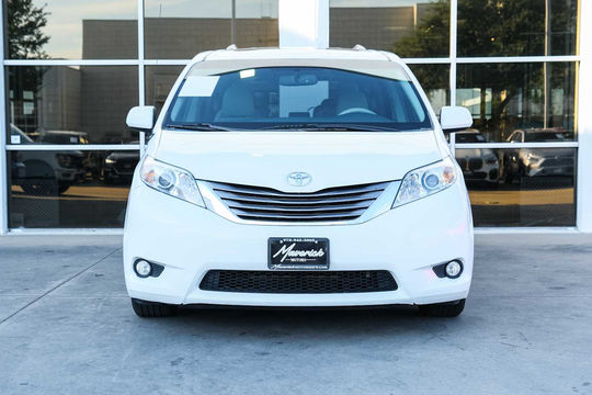 2014 Toyota Sienna XLE, photo 3 of 10