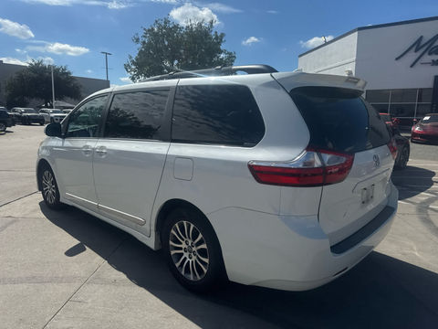 2019 Toyota Sienna XLE, photo 4 of 9