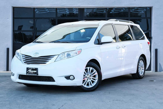 2014 Toyota Sienna XLE, photo 1 of 10