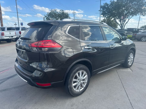 2017 Nissan Rogue SV, photo 3 of 8