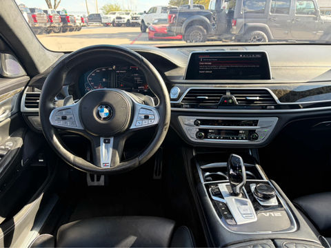 2022 BMW M760i xDrive, photo 6 of 8