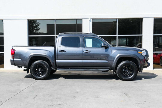 2022 Toyota Tacoma SR5, photo 6 of 10
