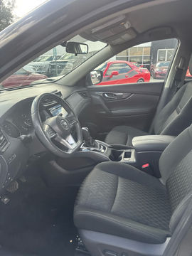 2017 Nissan Rogue SV, photo 5 of 8