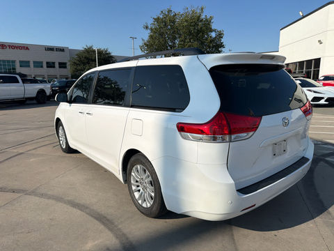 2014 Toyota Sienna XLE, photo 3 of 10