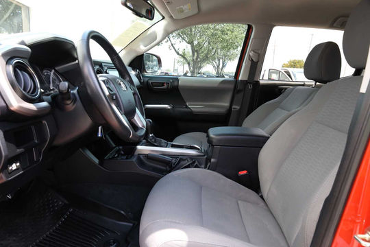 2017 Toyota Tacoma SR5, photo 4 of 10