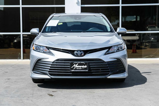 2023 Toyota Camry LE, photo 2 of 10