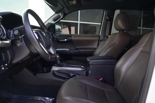 2017 Toyota Tacoma Limited, photo 3 of 10