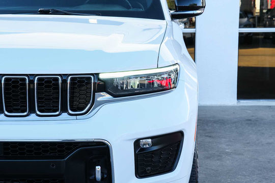 2022 Jeep Grand Cherokee Overland, photo 4 of 10
