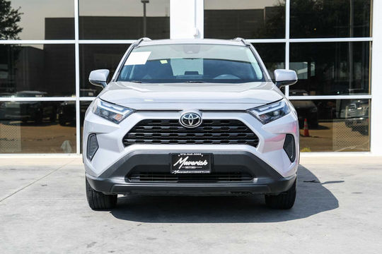 2022 Toyota RAV4 XLE, photo 2 of 10