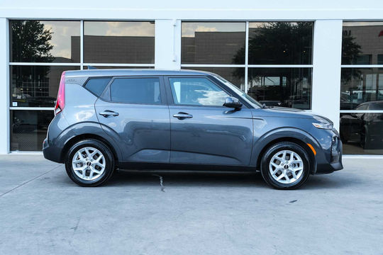 2022 Kia Soul LX, photo 6 of 10