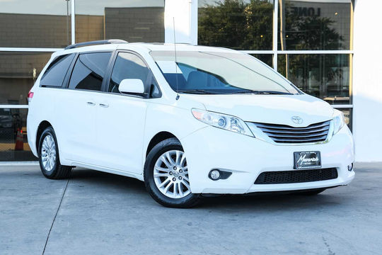 2014 Toyota Sienna XLE, photo 6 of 10