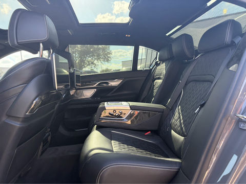 2022 BMW M760i xDrive, photo 5 of 8