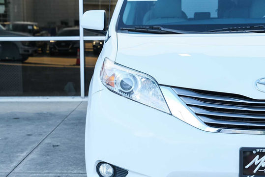 2014 Toyota Sienna XLE, photo 4 of 10