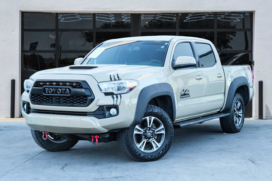 2017 Toyota Tacoma TRD Sport, photo 1 of 10
