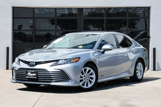 2023 Toyota Camry LE, photo 1 of 10